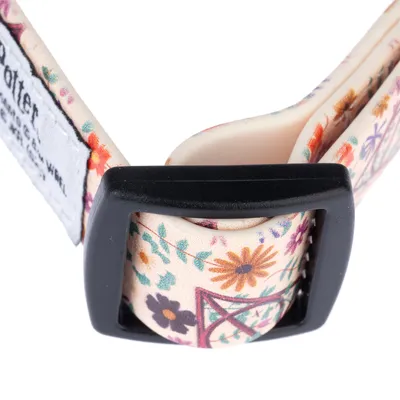 Nahaufnahme eines Halsbands mit floralem Muster und schwarzer Kunststoffschnalle.
