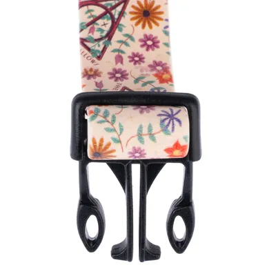 Nahaufnahme eines schwarzen Kunststoffverschlusses mit einem Band, das ein florales Muster in bunten Farben zeigt.