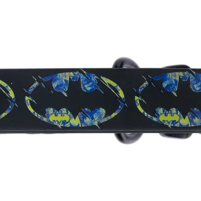 Crna ogrlica s Batman logom u plavo-žutim bojama, ponavljajući uzorak.