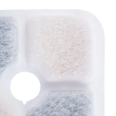 Nahaufnahme eines weissen und grauen Filtermaterials mit runder Aussparung, geeignet für Wasser- oder Luftfilter.