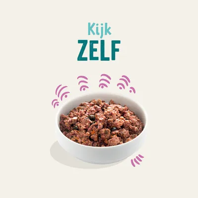 Kom met natvoer, erboven de tekst: Kijk ZELF. Paarse lijnen rondom de kom benadrukken het voer. Geen merknaam zichtbaar.