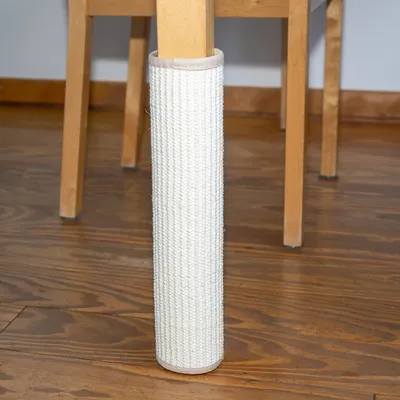 Tischbein mit weissem Sisal-Schutz, geeignet zur Vermeidung von Kratzspuren. Schutz ist fest um das Bein gewickelt und zeigt eine strukturierte Oberfläche.