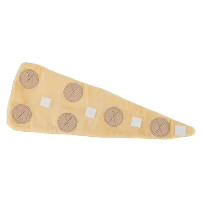 Jouet pour animal en tissu jaune, forme triangulaire, avec six ronds beiges cousus et trois carrés blancs visibles sur la surface.