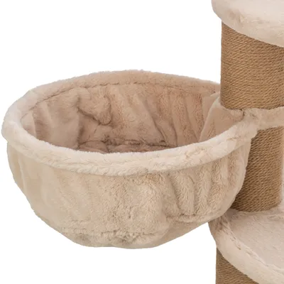 Beige Hängemulde aus weichem Plüsch, befestigt an einem Kratzbaum mit Sisal umwickelten Säulen.