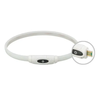 Collier circulaire blanc avec bouton marche/arrêt noir et connecteur USB visible en gros plan, matériau plastique apparent.