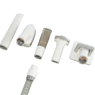 Set de cinco accesorios blancos para aspiradora, incluidos boquillas de cepillo y de ranura, además de un adaptador de manguera flexible.