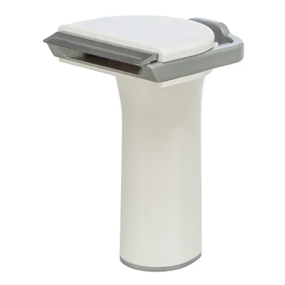 Peine blanco para el cuidado del pelaje con mango ergonómico y finos dientes metálicos para eliminar el pelo suelto.