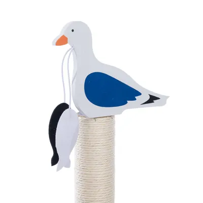 Griffoir en sisal avec décoration mouette en bois et deux jouets poissons suspendus, couleurs bleu, blanc et noir visibles.