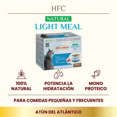 almo nature HFC Natural Light Meal, atún del Atlántico, 4x50g. 100% natural, potencia la hidratación, monoproteico. Para comidas pequeñas y frecuentes. Imagen de envase con gato.