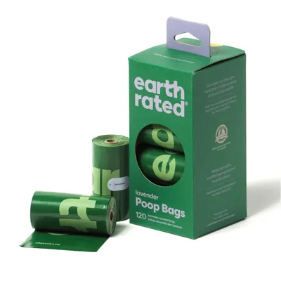 Earth Rated Lavendel Poop Bags, 120 Stück. Duftende Hundekotbeutel aus 62% recyceltem Plastik. Verpackung zeigt Produkt und Zertifikat für nachhaltige Materialien.
