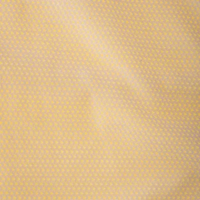 Tissu à maille fine beige avec motif en nid d’abeille visible, matière textile uniquement.