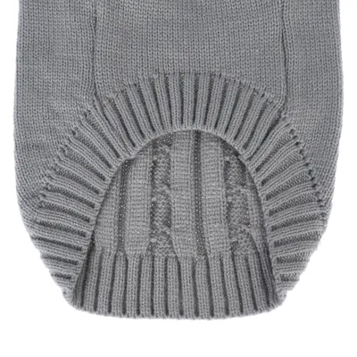 Vue rapprochée d’un pull gris en maille pour animal, avec bordures côtelées et motif torsadé visible au centre. Matière : tissu tricoté.