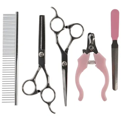 Zestaw pielęgnacyjny: metalowy grzebień, degażówka, nożyczki, cążki do pazurów z różowymi uchwytami, pilnik do paznokci.