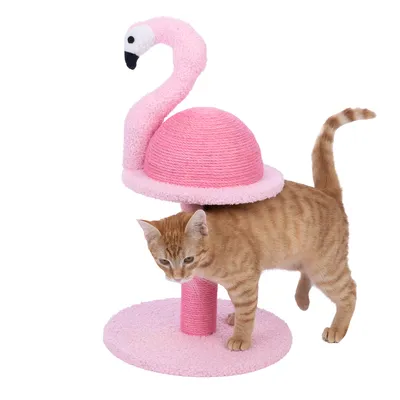 Kratzbaum in Flamingo-Design, rosa mit Sisal und Plüsch, Katze steht daneben.
