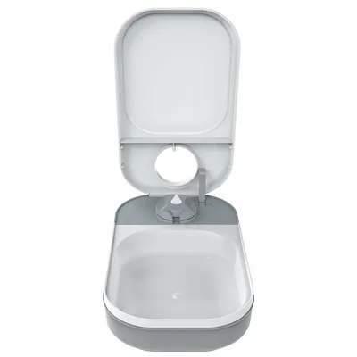 Comedero automático gris con tapa abierta, mecanismo giratorio redondo y bandeja de comida rectangular.