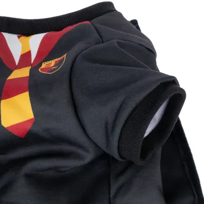 Schwarzes Haustier-T-Shirt mit aufgedruckter rot-gelb gestreifter Krawatte und Wappen-Logo.