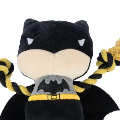 Sort plyslegetøj formet som en flagermus med gul bælte og Batman-logo, gul-sorte rebknuder på siderne.