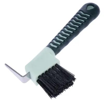 Hufkratzer mit schwarzem Bürstenkopf und Metallhaken, ergonomischer Griff in Schwarz mit grünem Muster.