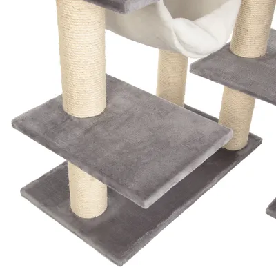 Arbre à chat avec plateformes en tissu gris, poteaux recouverts de sisal beige et hamac blanc visible. Matériaux : tissu, sisal.