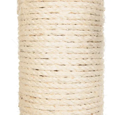 Gros plan sur un poteau recouvert de corde en sisal beige, matériau visible utilisé pour griffoirs ou arbres à chat.