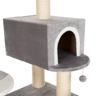 Arbre à chat avec niche carrée grise, entrée arrondie bordée de blanc, poteaux recouverts de corde en sisal et balle suspendue en tissu visible sous la plateforme.