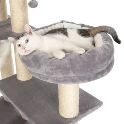 Arbre à chat en tissu gris avec poteaux en sisal, panier rond surélevé occupé par un chat blanc et gris, plateforme inférieure visible, balle suspendue en haut à gauche.