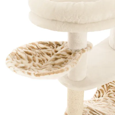 Krabpaal met beige pluche ligmandje en sisal krabstam, detailopname van het zachte materiaal en plateau.