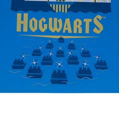Hogwarts надпись золотом с изображением лодок на воде, плывущих к замку.