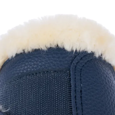 Gros plan sur une matière en similicuir bleu avec bordure en fourrure synthétique blanche et bande textile noire visible.