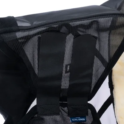 Primo piano di un materiale a rete nero con etichetta 'FULL' e 'Nomad Tales'.