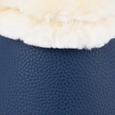 Gros plan sur deux matériaux : partie supérieure en tissu peluche blanc, partie inférieure en similicuir bleu foncé à texture grainée. Aucun logo ou texte visible.