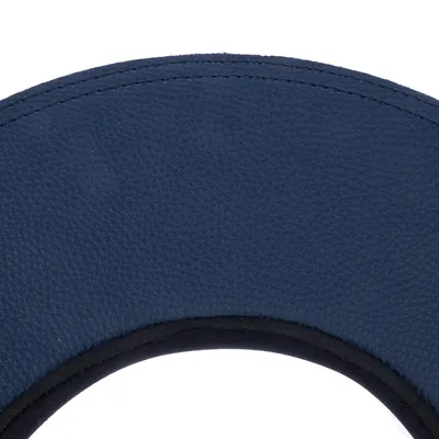 Nahaufnahme eines dunkelblauen, strukturierten Materials mit schwarzem Rand. Materialdetails sichtbar.