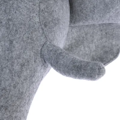 Graues Filzmaterial, Nahaufnahme eines Teils eines Tierdesigns mit Schwanz und Ohr sichtbar.