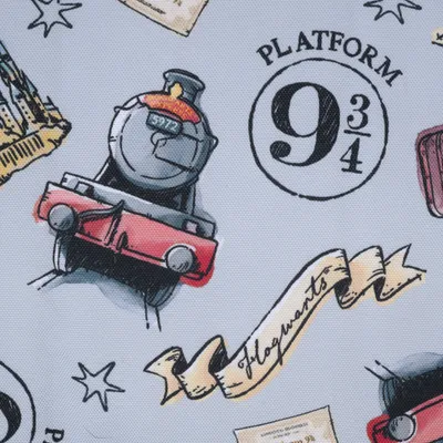 Motifs imprimés : train, texte 'Platform 9 3/4', bannière 'Hogwarts', éléments inspirés de l’univers Harry Potter visibles sur le tissu.