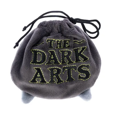 Pochette en tissu gris avec cordon, texte brodé « THE DARK ARTS » visible sur le devant. Texte en anglais.