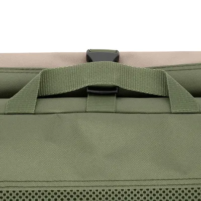 Vista detallada de una bolsa de transporte verde con material de malla, asa de tela resistente y cierre de clic negro.