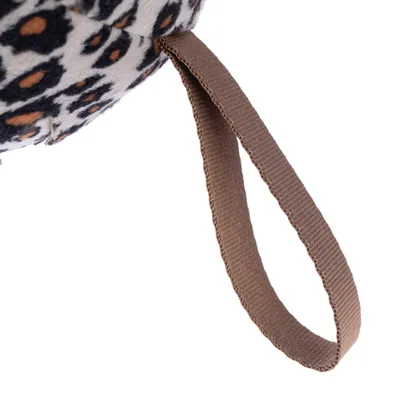 Nærbillede af legetøj med leopardmønster og brun stofløkke.