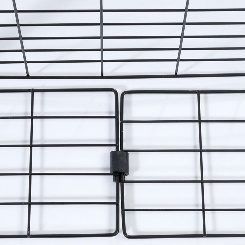 Schwarzes Metallgitter mit Verbindungselement, geeignet für Käfig- oder Gehegebau.