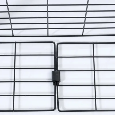 Schwarzes Metallgitter mit Verbindungselement, geeignet für Käfig- oder Gehegebau.
