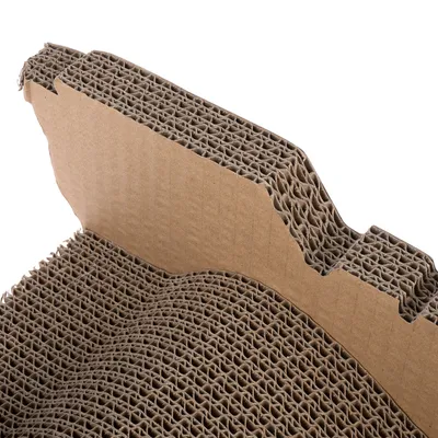 Close-up van golfkarton met golfstructuur, geschikt voor krabmeubels of speelgoed van karton.