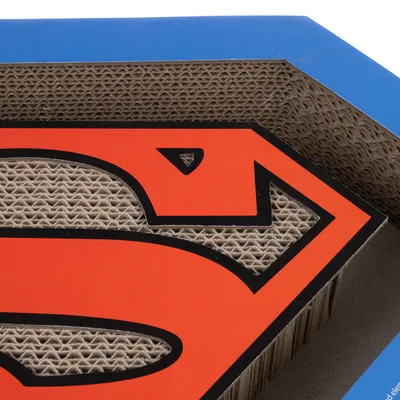 Krabplank van golfkarton met Superman-logo in rood en blauw.