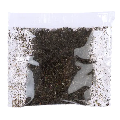 Transparante zak met gedroogde kruiden, zichtbaar door de verpakking.