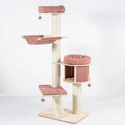 Krabpaal met drie sisal palen, vier ligplekken met roze kussens, hangmat en speelballetjes. Basis van hout, bekleding van stof. Geen merknaam zichtbaar.