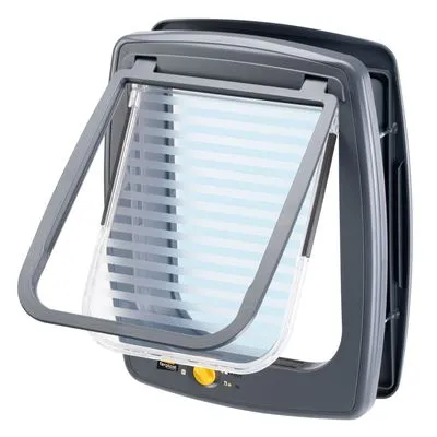 Kattenluik van grijs plastic met transparante, gestreepte klep en gele draaiknop onderaan. Geschikt voor montage in deuren of muren, zonder zichtbare merknaam of extra accessoires.