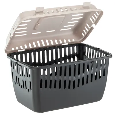 Transportín de plástico con ranuras de ventilación y tapa abatible, apto para mascotas.