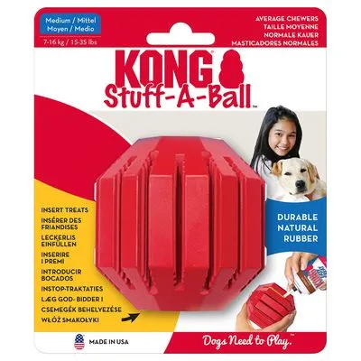 KONG Stuff-A-Ball, maat medium voor honden 7–16 kg. Duurzaam natuurrubber. Tekst: 'Insert treats', 'Dogs Need to Play.', 'Made in USA'. Geschikt voor gemiddelde kauwers.