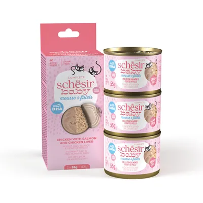 Boîte et 3 petites conserves Schesir Baby mousse & filets, poulet avec saumon et foie de poulet, 55 g, avec DHA, sans céréales, pour chaton. Texte en anglais sur l’emballage.
