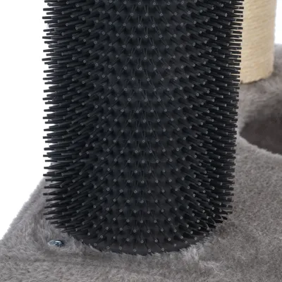 Gros plan sur une colonne recouverte de picots en plastique noir, fixée sur une base en tissu gris, partie d’un arbre à chat ou accessoire pour animaux.