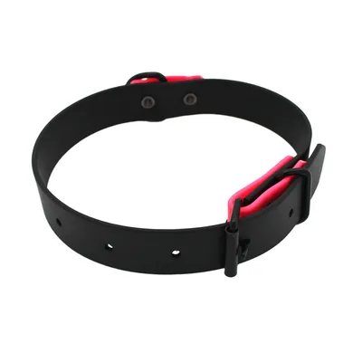 Schwarzes Halsband mit verstellbarer Schnalle und pinken Akzenten.