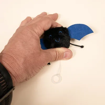 TIAKI gatto giocattolo vibrante pipistrello